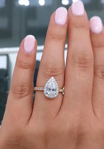 Anillo de Compromiso con Moissanita Corte Pera, Plateado en Plata, Joyería Clásica para Mujer, Disponible al Mejor Precio - Product Image 5