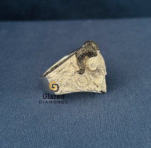 แหวนเงินแท้ 925 ประดับเพชรโมอิสซาไนต์ทรงกลมเจียระไนแบบบริลเลียนท์ ดีไซน์การ์ตูนฮิปฮอป รูปหัวแพะแกะ สำหรับผู้ชาย - Product Image 6