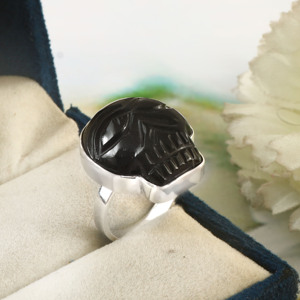 Anillo de Calavera de Ónix Negro Tallado a Mano en Plata de Ley 925 con Engaste de Bisel, Joyería Gótica de Destaque para Aniversario de Bodas - Product Image 3