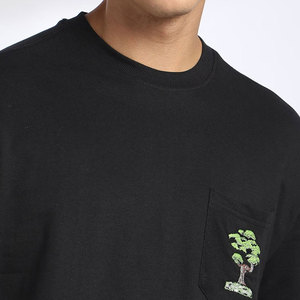 Camiseta de algodón negra para hombre, cuello redondo, manga corta, estilo casual, con bolsillo bordado, camiseta con mangas superpuestas tipo patchwork. - Product Image 4