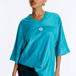 T-shirts pour femmes OEM Streetwear avec empiècements en mesh, logo personnalisé, 220GSM, 100% polyester, épaules tombantes, style rétro, coupe ample, maillot de football américain - Product Image 1