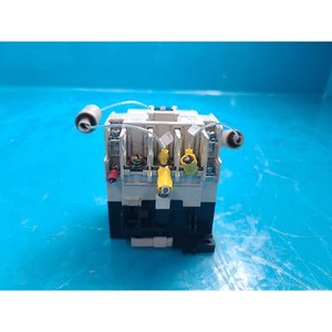 Contactor electromagnético Hitachi HK35+CSK-24AC con pestillo, usado como pieza de repuesto para equipos semiconductores de la serie Legacy - Product Image 1
