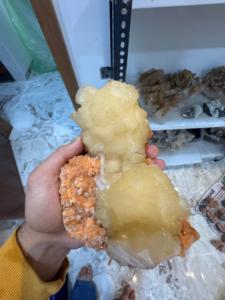 Cristal naturel d'heulandite orange avec stilbite jaune |   Minéraux décoratifs pour la maison et le bureau - Product Image 3