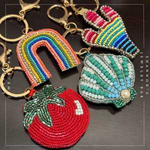 พวงกุญแจคาราไบเนอร์ปักมือลายรุ้งประดับลูกปัดจาก SHANNON'S JEWELRY BAR ดีไซน์น่ารัก ทำจากผ้าสักหลาด เป็นมิตรต่อสิ่งแวดล้อม - Product Image 5