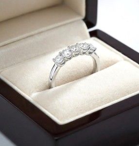 Elegante Anillo de Cinco Piedras de Diamantes Cultivados en Laboratorio, Banda de Media Eternidad, Certificado IGI, Oro Sólido de 9K, 10K, 14K, 18K, Anillo de Boda Apilable - Product Image 4