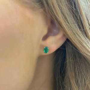 Boucles d'oreilles clous minimalistes en or massif 14k 18k avec diamant vert taille ovale serti à griffes, fermoir poussoir, solitaire, bijoux fins, vente en gros - Product Image 4