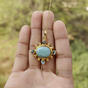 Collar con colgante de amazonita en tono oceánico con mini cuarzo azul cielo brillante, chapado en oro, accesorio contemporáneo unisex - Product Image 4