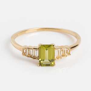 Anillo de compromiso de lujo con peridoto de corte baguette delicado, plata de ley 925, chapado en oro de 14K, sin níquel, sin plomo, piedra de nacimiento de junio - Product Image 4