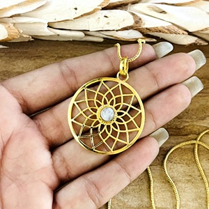 Pendentif Lotus Bohème au Design Unique, Bijoux Ethniques en Laiton pour Femme, Plaqué Or 18 carats, Pendentif Mandala Géométrie Sacrée, Vente en Gros OEM ODM - Product Image 1