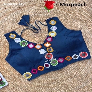Magnifique chemisier en soie romaine avec motifs miroir ronds et carrés de grande taille, rembourré et à col en V. Fournisseur mondial, exportateur indien. - Product Image 1