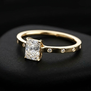 Anillo de Compromiso Solitario con Corte Radiante de 1 Quilate, Anillo de Diamantes en Oro Amarillo de 14K, Bisel con Diamantes Decorativos y Diamante Cultivado en Laboratorio - Product Image 2
