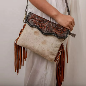 Sac bandoulière vintage pour femme en cuir véritable avec franges et pompons, marron et blanc, résistant à l'eau - Product Image 1
