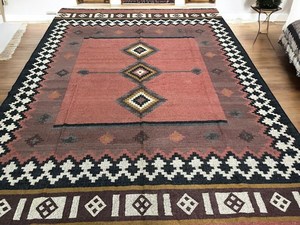 Tapis rectangulaire artisanal en laine tufté à la main, motif géométrique Kilim, écologique, pour salon, à poils moyens, nettoyage localisé, par Krafterscustom - Product Image 2