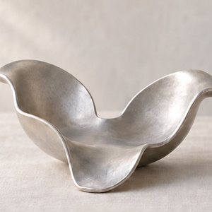 Cuenco de Frutas de Aluminio Hecho a Mano con Diseño de Dibujos Animados - Decoración de Mesa de Metal Hecha a Mano - Product Image 1