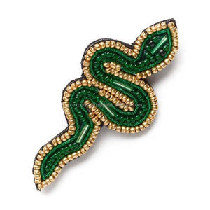 Aplique de Lujo con Cuentas de Cobre, Lazo Bordado a Mano, Lentejuelas, Perlas y Cuentas de Semilla, Plateado, Diseño Personalizado para Novias - Product Image 2