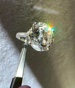 Anillo de Moissanita de 4.01CT con Corte Redondo Estilo Diamante de Mina Antigua y Halo Oculto, de Plata 925 Original, Regalo Fino para Fiesta o Compromiso - Product Image 2