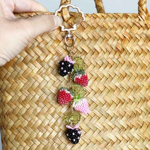 Porte-clés classique en perles motif fraise, fermoir coquille dorée, écologique, fait main, breloque de sac de mariage, tirette de fermeture éclair, motif feuilles MULTI - Product Image 4