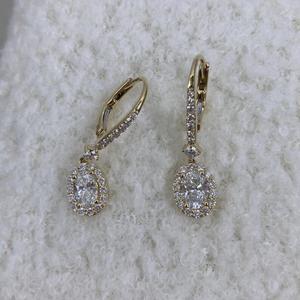 Pendientes de Aro con Diamantes de Corte Ovalado y Halo Redondo, Aros Huggie con Pavé en Oro Amarillo, Pendientes Colgantes con Diamantes Cultivados en Laboratorio - Product Image 3