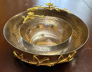 Tazón de servir de metal de calidad premium con forma única para uso en la cocina y decoración de la mesa. - Product Image 3