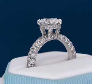 Bague de fiançailles ovale en or blanc 4,00 carats avec diamant de laboratoire VVS2 F certifié IGI, halo pavé, vente en gros - Product Image 4