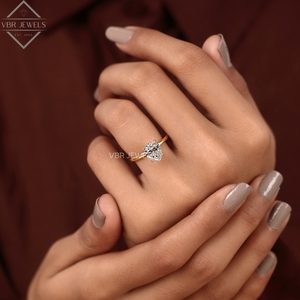 Anillo Solitario de Diamante Redondo en Oro Amarillo con Engaste Alto, Joyería de Compromiso, Regalo para Mujer, Diseño de Lujo - Product Image 4