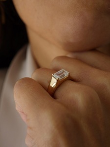 Bague de fiançailles solitaire en diamant émeraude de 1,5 carat cultivé en laboratoire, or massif 14 carats certifié IGI - Product Image 2