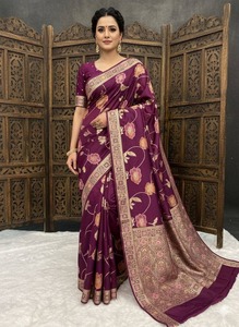 Sari de Seda Banarasi de Lujo con Diseño Floral Tejido con Hilo Dorado, Sari Tradicional Indio para Bodas con Pallu y Blusa Elegantes - Product Image 1