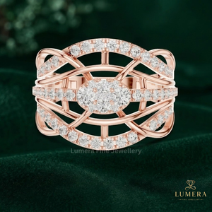 Anillo de diamantes con diseño de racimo ovalado único, con engaste central elevado, galería abierta de vástago cruzado con pavé en capas y banda ancha - Product Image 2