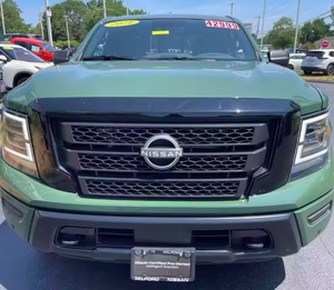 Green 2024 Titan SV Crew Cab AWD Automático R18 (Usado en Excelentes Condiciones) Volante a la Izquierda, Navegación, Paquete de Remolque - Product Image 1