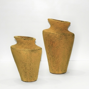 Vase en terre cuite rustique Kaca S, pot conique artisanal en argile, jarre décorative en céramique, urne de table en gros - Product Image 1