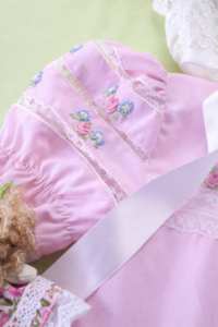 Vestido de niña estilo heredado con gorro de encaje |   Vestido de Algodón con Ribete de Encaje Vintage |   Vestido de Bautizo de Boutique, Venta al Por Mayor OEM - Product Image 2