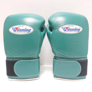 Fabrication en usine de gants de boxe personnalisés en velcro vert, professionnels, fabriqués en cuir véritable résistant, tailles personnalisées - Product Image 6