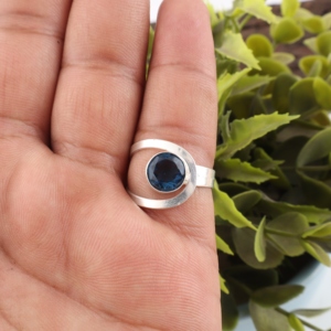 Anillo de compromiso unisex de lujo con topacio azul de Londres, hecho a mano, chapado en plata 925, con engaste de canal en aleación de metal precioso. - Product Image 1