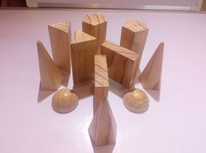 Juego de juguetes educativos de formas geométricas de madera coloridas para que los niños aprendan formas 3D y conceptos básicos de geometría de forma divertida. - Product Image 4
