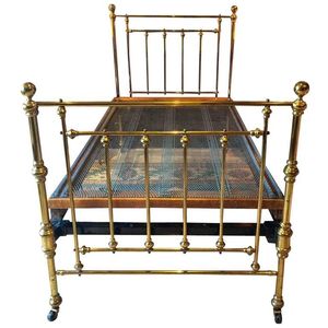 Cadre de lit en laiton élégant au charme rétro, ajoutant une touche de caractère sophistiqué au mobilier de chambre et au confort du sommeil - Product Image 3