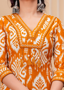 Conjunto de Kurta y Pantalón con Estampado de Mostaza para Mujer |   Kurti Tradicional con Cuello en V, Tela de Algodón y Corte Regular para Uso Casual - Product Image 3