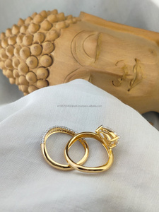 Anillo de diamantes con corte pera en oro amarillo, una combinación radiante de elegancia y brillo, con un resplandor dorado diseñado para cautivar cada momento. - Product Image 3