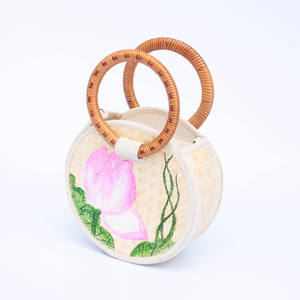 Bolso redondo tejido a mano con forma de hoja y patrón de loto rosa – Accesorio artesanal premium de hoja de palma de Vietnam - Product Image 2