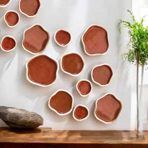 Assiette murale en céramique multicolore de forme irrégulière, choix familial moderne, décoration de couloir, ambiance luxueuse par UO INDIA - Product Image 2