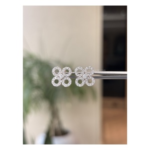 Pendientes Clásicos de Diamantes Cultivados en Laboratorio de Diseño, 0.55 Ct, Oro de 14K, Certificados por IGI, Lujosos con Diseño Floral en Halo, Regalo para Bodas y Fiestas - Product Image 2
