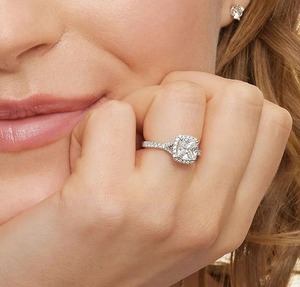 Bague de fiançailles en or blanc avec diamant taille coussin et halo pavé pour femme, style classique - Product Image 2