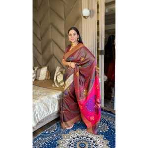 Sari de Seda Suave con Tinte Café, Estilo Ikkat Patola, con Motivos de Pavo Real y Borde Dorado Zari, Vestido de Noche con Motivos Meenakari en el Pallu - Product Image 5