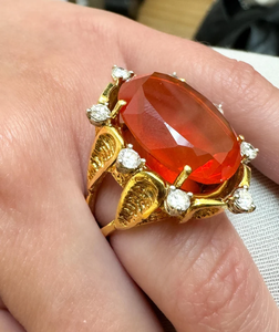 Bague de cocktail plaquée or 18 carats pour femme avec zircone cubique rouge ovale et accents de diamants, bijoux de fête glamour - Product Image 4