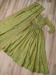 Traje Anarkali Moderno de Seda Listo para Usar con Bordado y Lentejuelas para Fiestas, Bodas y Diwali (Largo hasta el Suelo) - Product Image 3