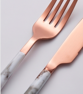 Juego de Cubiertos Modernos con Acabado en Cobre y Mango de Mármol, Aptos para Lavavajillas, Cubertería para Mesa de Boda, Juego de 4 Piezas - Product Image 2