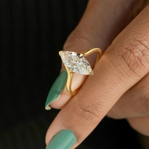Anillo de Diamante Cultivado en Laboratorio con Corte Marquesa de Diseño Premium en Oro Amarillo de 14K con Certificación IGI y Claridad VVS - Product Image 4