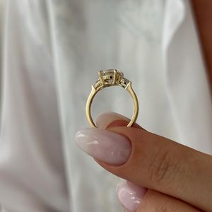 Bague à trois pierres en diamant de laboratoire rond brillant de 1,5 carat, or blanc 14 carats, certifiée IGI - Product Image 3