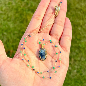 Collar con Colgante de Labradorita Azul Hecho a Mano, Cordón Dorado, Joyería Boho con Cristal Curativo - Product Image 1