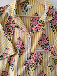 Ensemble de pyjama en coton écologique imprimé à la main pour femme, chemise respirante à manches trois quarts et short à braguette boutonnée, idéal pour l'été - Product Image 5