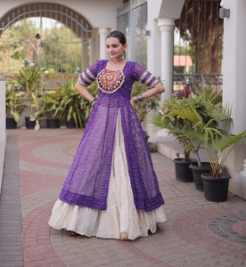 Lehenga Choli de diseño étnico tradicional indio, colección Navaratri, con estampado Bandhani y diseño Kutchi para mujeres, ropa elegante. - Product Image 1